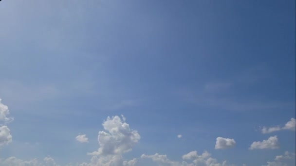 Zaman Akıp Gidiyor Gökyüzünde Güzel Bulutlar — Stok video