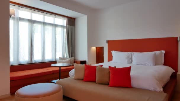 Luxus Hotelzimmer Roten Und Hellbraunen Farben — Stockvideo
