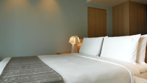Dormitorio Del Hotel Lujo Con Lámparas Brillantes — Vídeo de stock