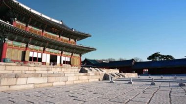 Gyeongbokgung Sarayı binası ve yürüyen insanlar, Seul Güney Kore. Gyeongbok Sarayı,