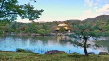 Kyoto, Japonya 'daki Kinkakuji Tapınağı Altın Çadırı ile Renkli Sonbahar