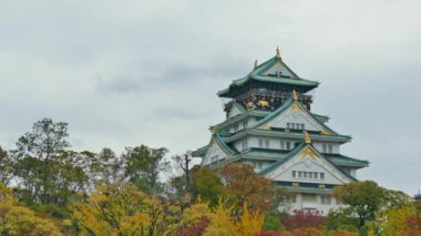 Osaka Kalesi ve renkli sonbahar akçaağaç yaprakları