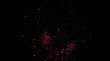 Gece gökyüzü manzarasında güzel havai fişekler 