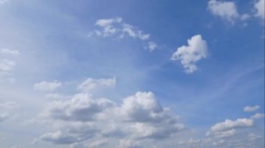 4K Zaman hızlandırılmış beyaz bulutlar mavi gökyüzünde hareket ediyor