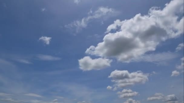 Mavi Gökyüzünde Hareket Eden Beyaz Bulutlar Zaman Aşımlı Görüntüler — Stok video