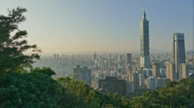 TAIPEI, TAIWAN - 29 Kasım 2018: Taipei, Tayvan 'da gökyüzünde binaların zaman aşımı.