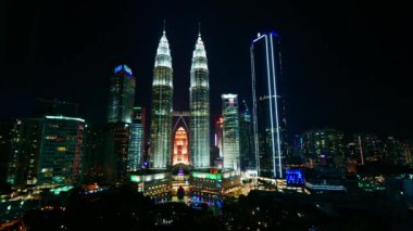 KUALA LUMPUR - 23 Ocak 2019: Petronas İkiz Kulelerinin Kuala Lumpur şehir siluetinin Güzel Zaman çizgisi
