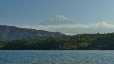 Japonya 'daki Fuji Dağı ile Kawaguchiko Gölü etrafında renkli bir sonbahar.