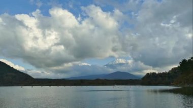 Japonya 'daki Fuji Dağı ile Kawaguchiko Gölü etrafında renkli bir sonbahar.