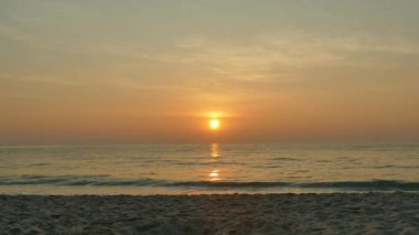 Güneş doğarken güzel tropik plaj ve deniz manzarası