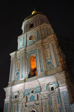 KYIV, UKRAINE - 9 HAZİRAN 2022: Mavi Saint Sophia Katedrali kış gecesinde çan kulesi. UNESCO Dünya Mirası Alanı.