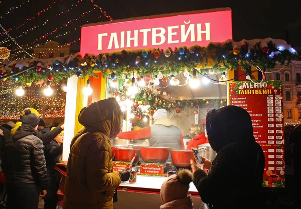Quiiv Ucrânia Janeiro 2022 Quiosque Iluminado Feira Natal Com Saboroso — Fotografia de Stock