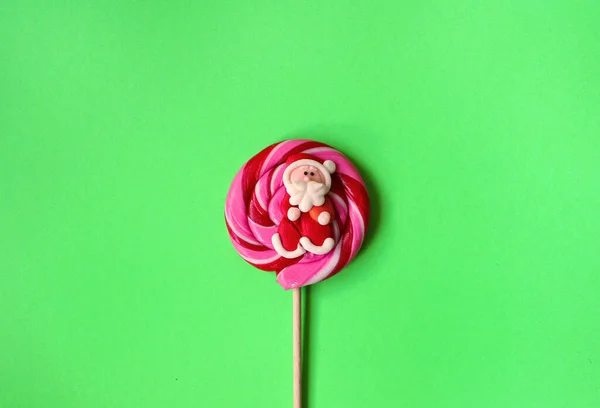 Boże Narodzenie Okrągły Spiralny Różowy Purpurowy Lizak Cukierki Patyku Zielonym — Zdjęcie stockowe