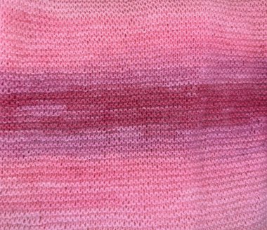 Pembe örülü eşarp. Kusursuz bir doku. Tığ işi, örülmüş arka plan. El yapımı sıcak kış giysileri. Yünlü eşarp. Üst görünüm.