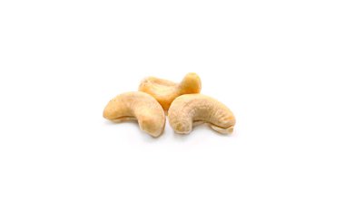 Beyaz arka planda izole edilmiş çiğ kaju fıstığı yığını. Lezzetli sağlıklı organik yiyecekler. Yan görüş. Seçici odak.