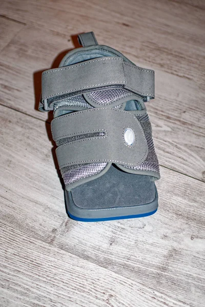 Medical equipment: Relief shoe for use after foot surgery
