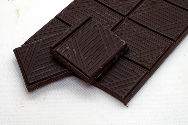 Uma Barra Chocolate Escuro Aberto Cortado Contra Fundo Branco — Fotografia de Stock