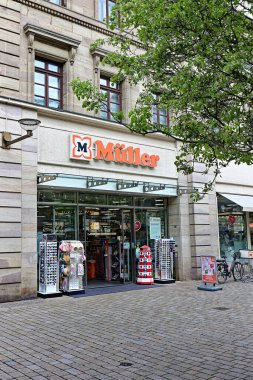 Ekonomi, logo, şirket adı, eczane makaleleriyle perakende ticaret: Drogeriemarkt Mller şirketinin ön cephede mektubu