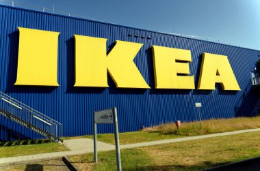 Perakende ticaretinin sembolik fotografı, mobilya perakendecisi Ikea 'nın şirket logosu ön cephede.