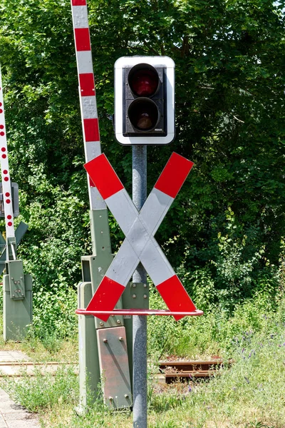 Seviye geçiş, trafik ışıkları ve St.