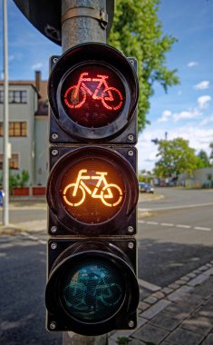 Şehirdeki trafik, alternatif yer değiştirme: bisikletçiler için trafik ışığı sarı ve kırmızı gösteriyor
