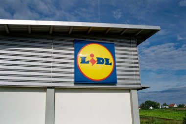 Sembolik perakende ticareti, indirimci Lidl 'ın büyük logosu.