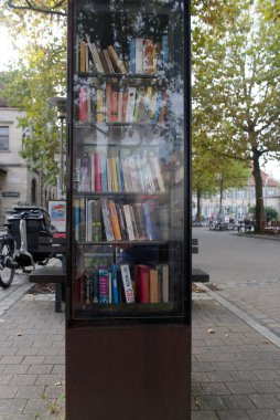 Kitapların ücretsiz depolanması ve kaldırılması için yaya bölgesinde kitaplık