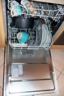 Bulaşık makinesini aç.