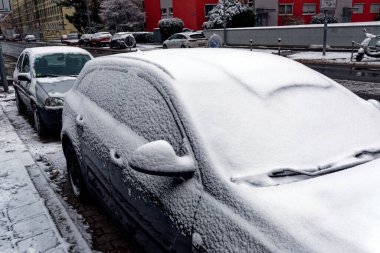 Park etmiş bir arabanın karlı ön camı.