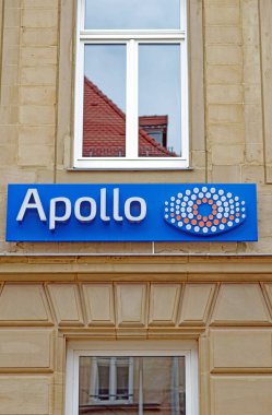 Mektup, gözlükçü perakende zinciri Apollo Optik 'in logosu.