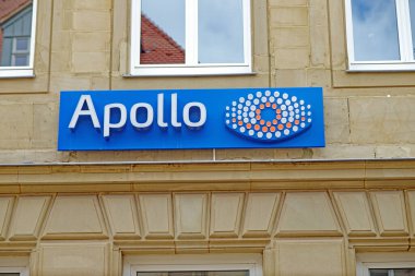 Mektup, gözlükçü perakende zinciri Apollo Optik 'in logosu.