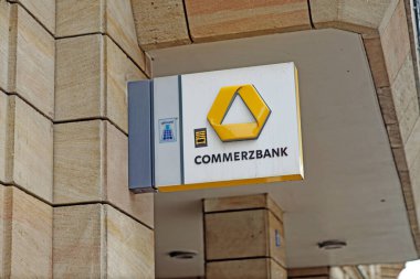 Mektup, Commerzbank logosu ATM ile ilgili bir ev cephesinde.