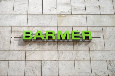 Mektup, sağlık sigortası şirketinin logosu. Barmer ev cephesinde.