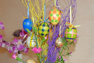 Paskalya için süsleme, boyanmış huş dallarında paskalya yumurtası.