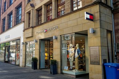 Moda perakendecileri Hilfiger ve tahmin et, Almanya, Bavyera, Nuremberg 'deki bir şubenin cephesinde