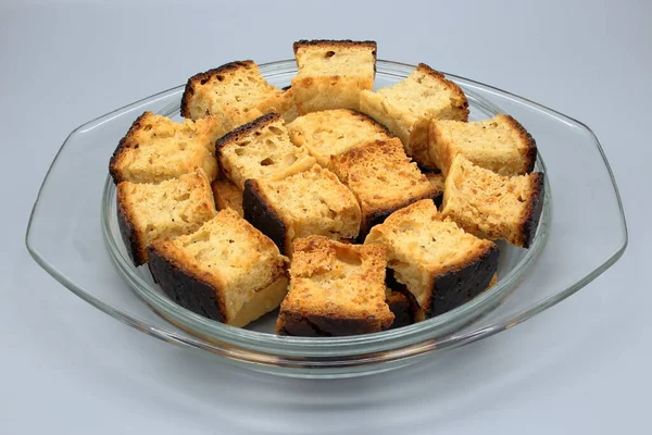 Świeże Smaczne Grzanki Chlebowe Kuchni Szklanej Tacy — Zdjęcie stockowe