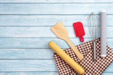 Mavi ahşap zemindeki fırın için mutfak gereçleri ve malzemeler..