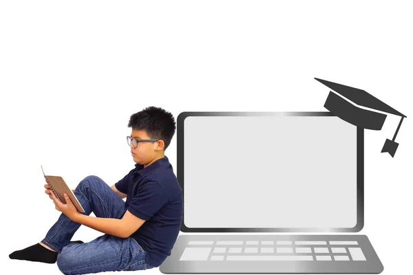 Jovem Sentado Ler Livro Inclinando Contra Virtual Computador Brilhante Laptop — Fotografia de Stock
