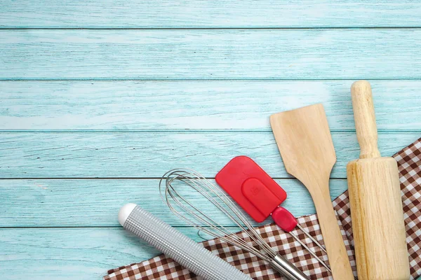 青い木製の床の上にパン屋のための台所用品や成分のトップビューセット — ストック写真