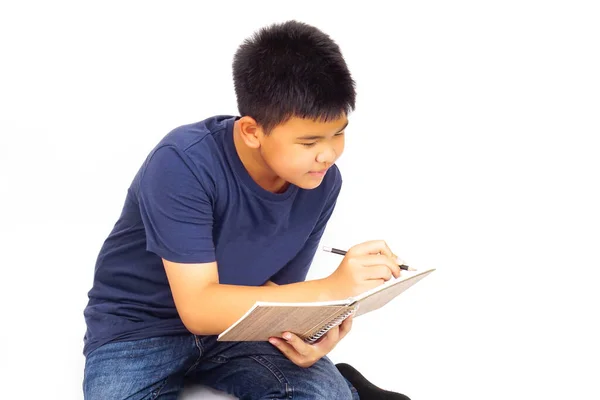 Niño Sentado Sobre Fondo Blanco Escribiendo Libro Concepto Educación Aprendizaje — Foto de Stock