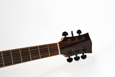 Beyaz arka plana karşı akustik gitar boynu. Aşk ve müzik konsepti.