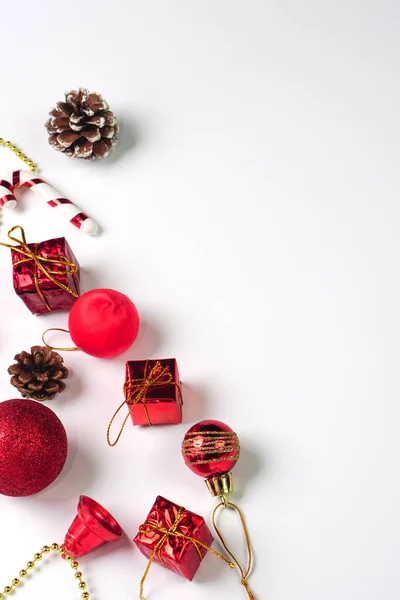 新年的红色装饰品或白色背景的圣诞装饰品 垂直照片 节日和贺卡概念 免版税图库图片