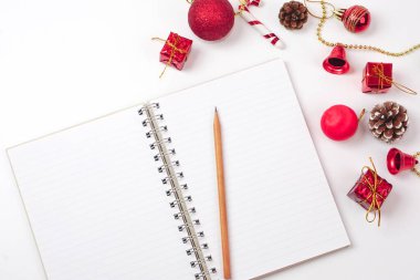 Yeni Yıl veya Noel süslemeleri kırmızı ve beyaz arkaplan üzerine kitap.