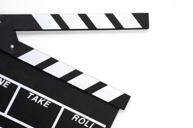 Alkış tahtası ya da film tahtası beyaz arkaplanda siyah renk. Sinema endüstrisi, video üretimi ve film konsepti.