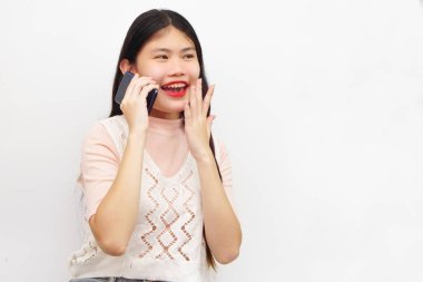 Beyaz arka planda cep telefonuyla konuşan neşeli kadınlar. İletişim ve çalışma modern kavram.