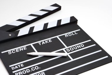 Alkış tahtası ya da film sayfası siyah renk ve beyaz arkaplanda işaret kalemi. Sinema endüstrisi, video üretimi ve film konsepti.