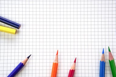 Grafik defterine renkli kalemler ya da pastel boya. Öğrenme, öğrenme ve sunum kavramı.