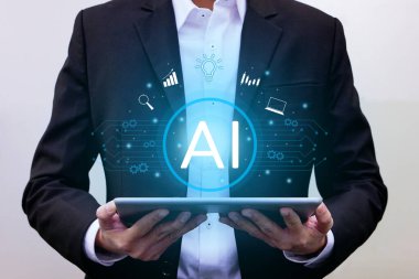 Yapay Zeka 'da dizüstü bilgisayarı olan iş adamı, dijital dünyadaki büyük veri ağını, teknoloji sektörünü ve gelecekteki yenilikleri gösteriyor.