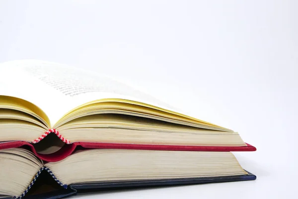 Många Öppna Böcker Vit Bakgrund Kunskaps Och Utbildningsbegreppet — Stockfoto