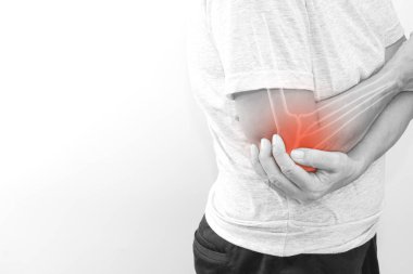 Dirsek ağrısından muzdarip bir kadının siyah beyaz fotoğrafı, dirsekte sanal kemik görüntüsü. Sağlık ve ofis sendromu kavramı.